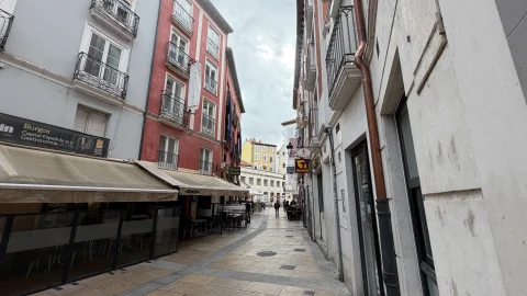 Calle Sombrerería de Burgos: terrazas y fachadas con balcones de forja en la zona de pinchos