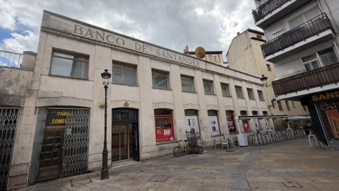 Edificio de sillería con el rótulo Banco de Santander grabado en la piedra, junto a la calle Sombrerería de Burgos