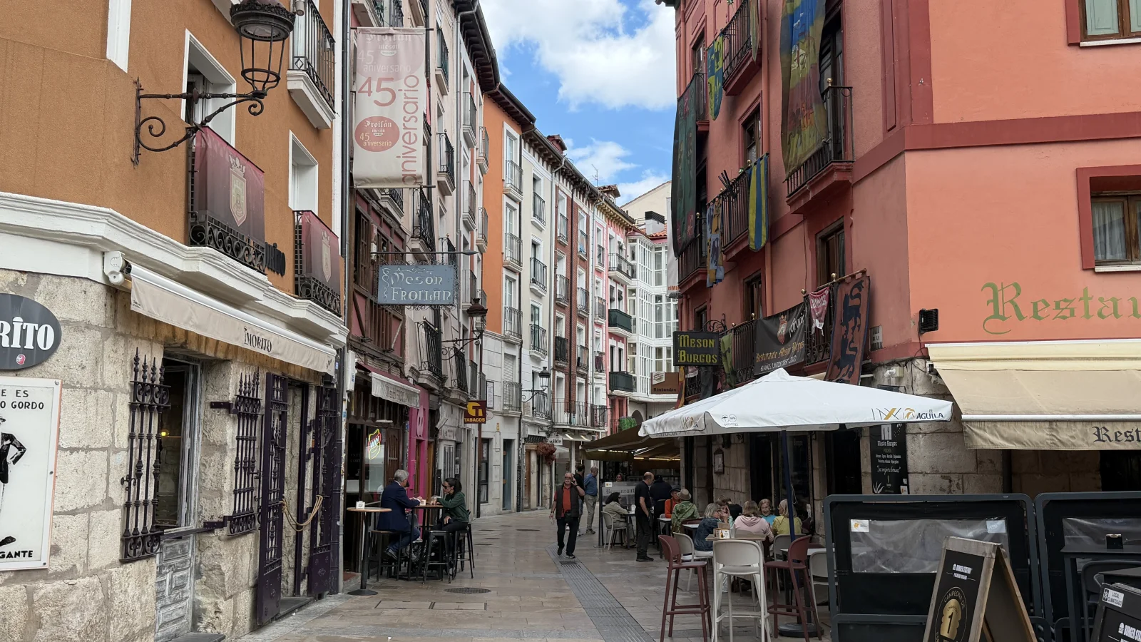 Calle Sombrerería de Burgos: terrazas y fachadas con balcones de forja en la zona de pinchos