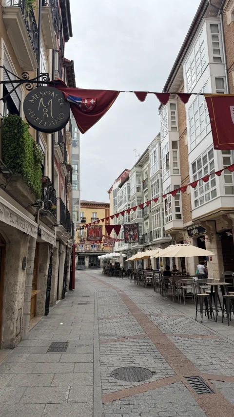 Calle Avellanos de Burgos: miradores acristalados y terrazas en la zona de pinchos