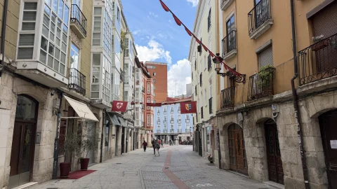 La calle Avellanos de Burgos vista hacia su desembocadura, entre soportales
