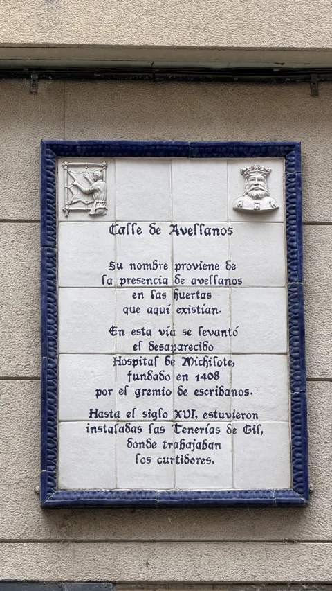 Panel cerámico de la calle Avellanos de Burgos, con la historia del Hospital de Michilote y las Tenerías de Gil