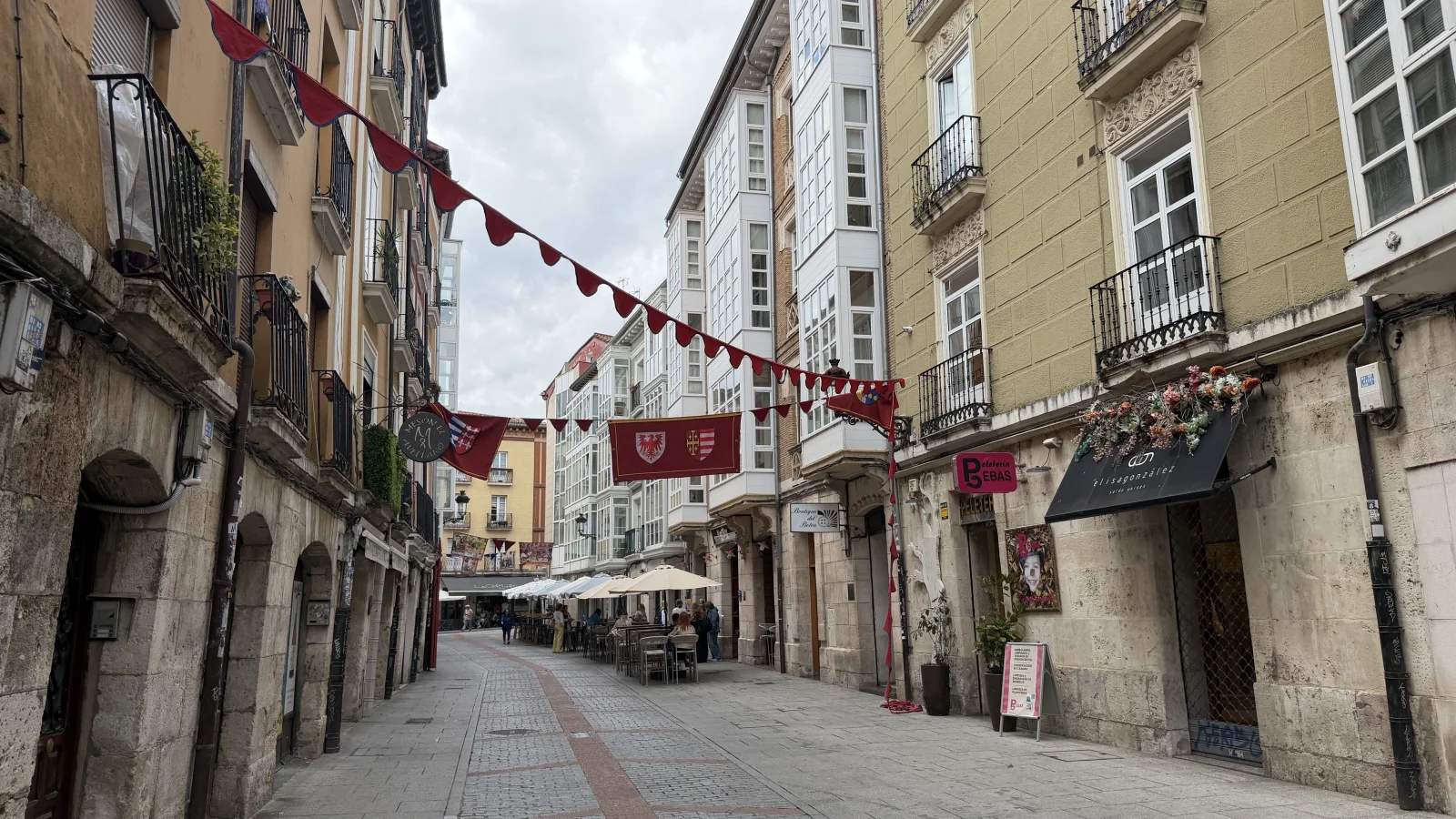 Estandartes de la Semana Cidiana en la calle Avellanos de Burgos, junto al panel cerámico del callejero