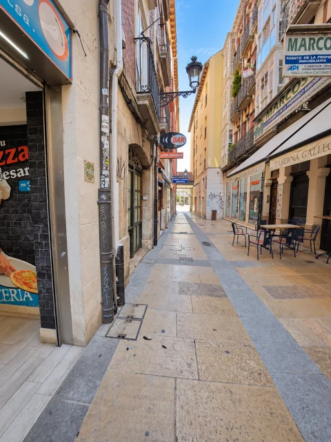 Bares y farolas de fundición en la Calle San Lorenzo de Burgos