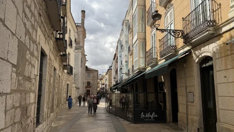 Calle San Lorenzo de Burgos con la fachada de la iglesia de San Lorenzo el Real al fondo