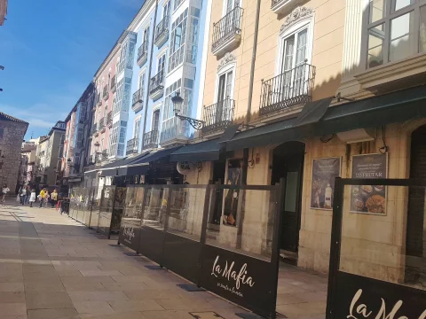 Miradores acristalados de colores en las fachadas de la Calle San Lorenzo de Burgos