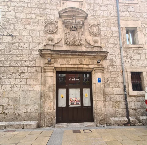 Portada del edificio del Orfeón en la Calle San Lorenzo de Burgos, con el escudo real sobre la puerta
