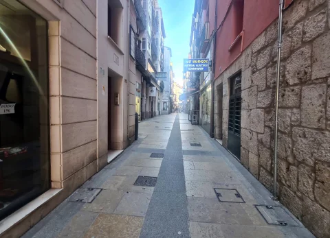 Tramo estrecho de la Calle San Lorenzo de Burgos, peatonal y con comercios a ambos lado
