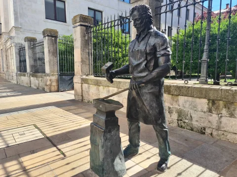 Estatua del Herrero de Burgos: la figura de bronce con el martillo levantado sobre el yunque
