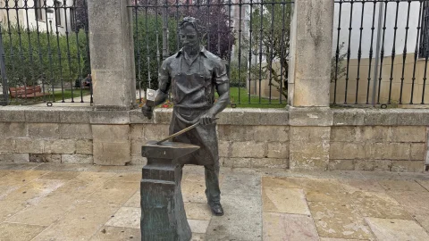 Qué ver en la calle San Lorenzo de Burgos: el mandil y las tenazas de la Estatua del Herrero