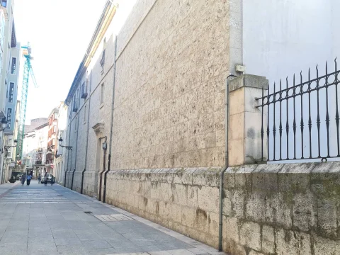 Calle Almirante Bonifaz a la altura de la Trasera de la iglesia de San Lorenzo el Real