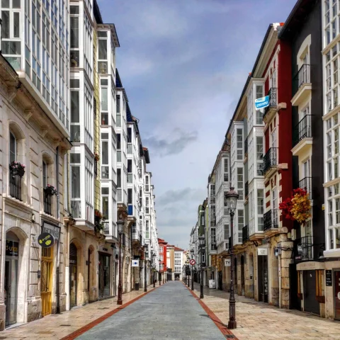 Calle Laín Calvo de Burgos vista en perspectiva, con los miradores acristalados a ambos lados