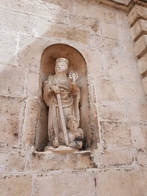 Escultura de Santa Catalina de Alejandría con la rueda y la espada, en la Capilla de la Divina Pastora de Burgos