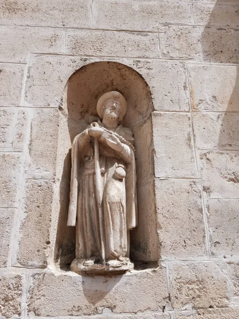 Escultura de Santiago peregrino en la portada de la Capilla de la Divina Pastora de Burgos