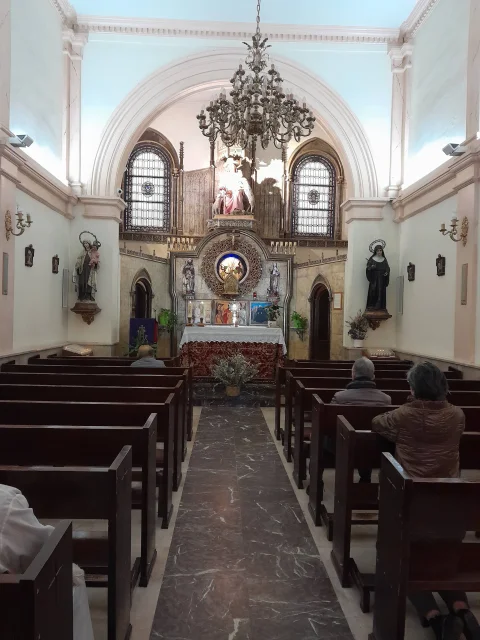 Interior de la Capilla de la Divina Pastora de Burgos, con la imagen titular en el camarín sobre el altar
