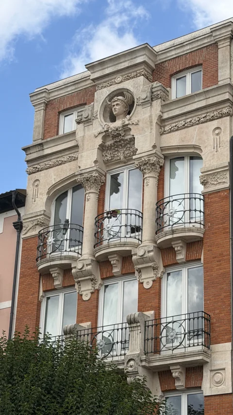 Cuerpo alto de la Casa de Mercurio de Burgos, con las columnas de capiteles floridos y el medallón