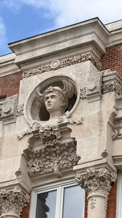 Medallón de la Casa de Mercurio de Burgos, con la cabeza del casco alado dentro del óculo