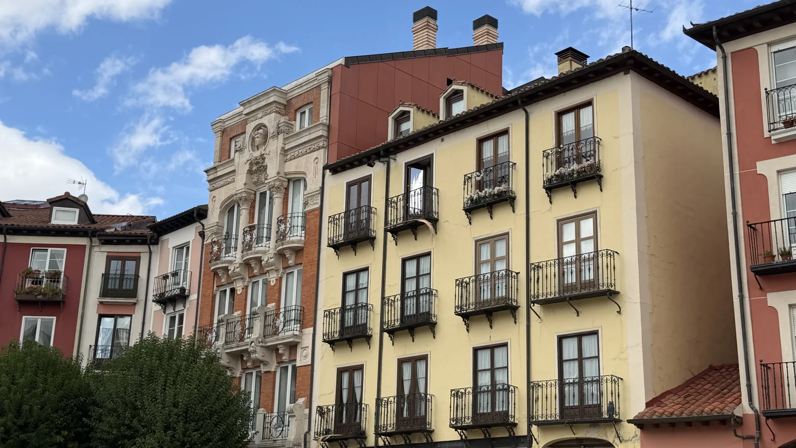 Casa de Mercurio de Burgos en la Plaza Mayor, entre las fachadas vecinas