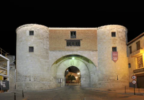 Arco de la Cárcel iluminado de noche
