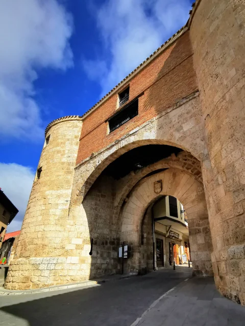 VIsta frontal del Arco de la Cárcel
