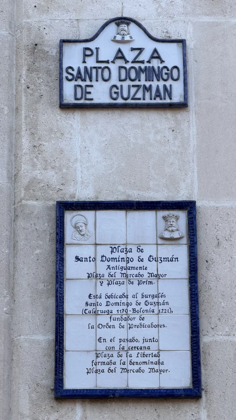Placa cerámica de Plaza Santo Domingo de Guzmán informando de sus curiosidades