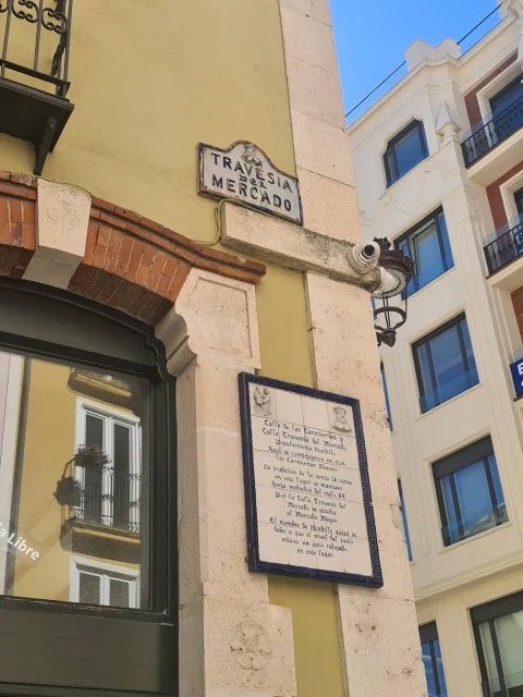Placa cerámica informativa de la calle con todas sus curiosidades