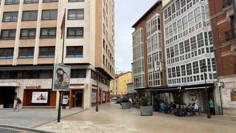 Tramo peatonal junto a la calle Hortelanos de Burgos con miradores acristalados