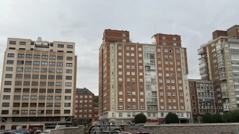 Explanada y aparcamiento de la calle Hortelanos de Burgos con los bloques del entorno