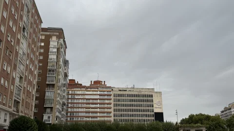 Frente de edificios de la calle Hortelanos de Burgos con el edificio de oficinas al fondo