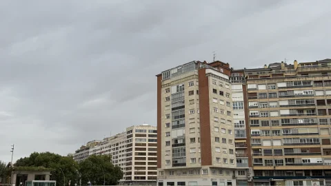 Bloques de viviendas con galerías acristaladas en el entorno de la calle Hortelanos de Burgos