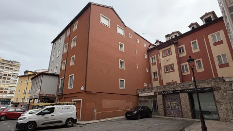 Rótulo de la calle Hortelanos de Burgos en la medianera de un edificio