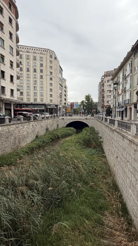 Cauce encajonado del río Vena en el centro de Burgos, junto al Mirador de San Lesmes