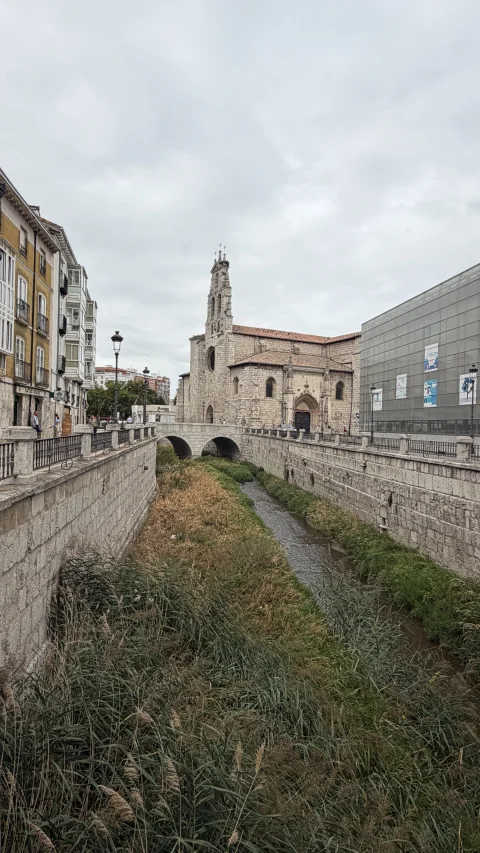 El puente, la iglesia de San Lesmes y la Biblioteca Pública desde el Mirador de San Lesmes de Burgos