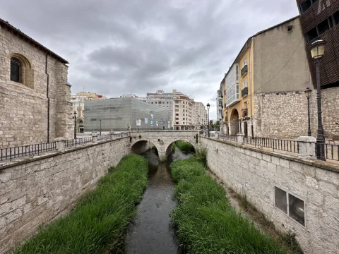 Cauce del río Vena y el Puente de las Viudas de Burgos desde aguas abajo