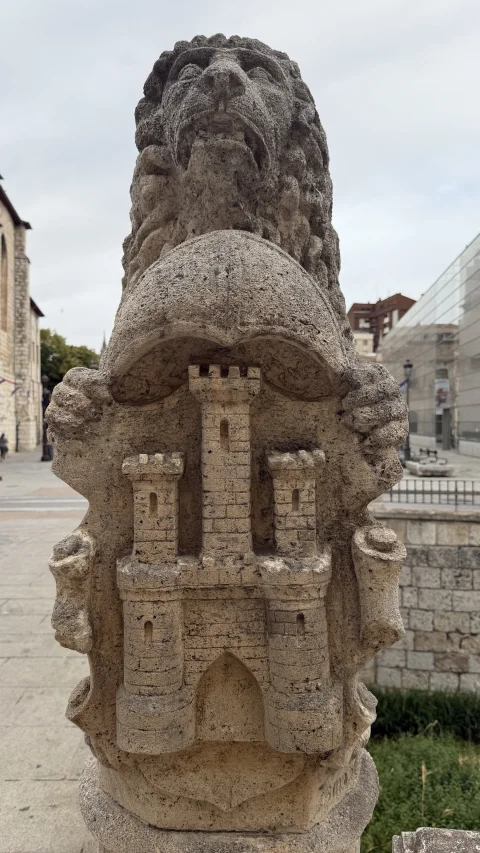 Detalle del castillo de tres torres del escudo de Burgos en el Puente de las Viudas