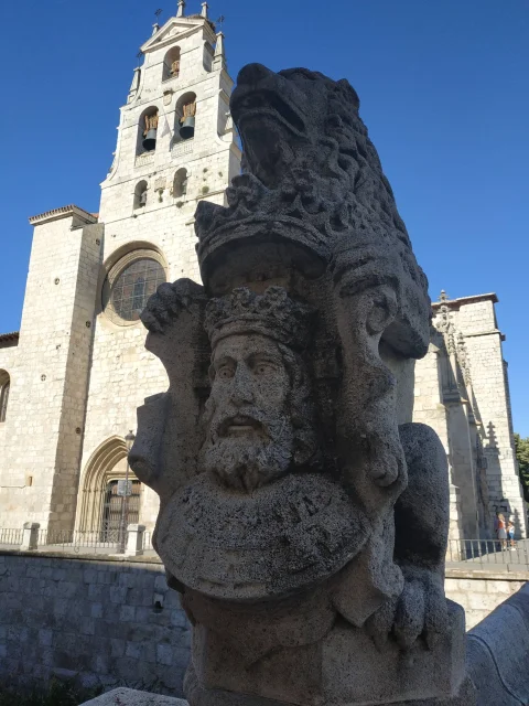 León y busto del rey en el Puente de las Viudas de Burgos de la calle San Lesmes
