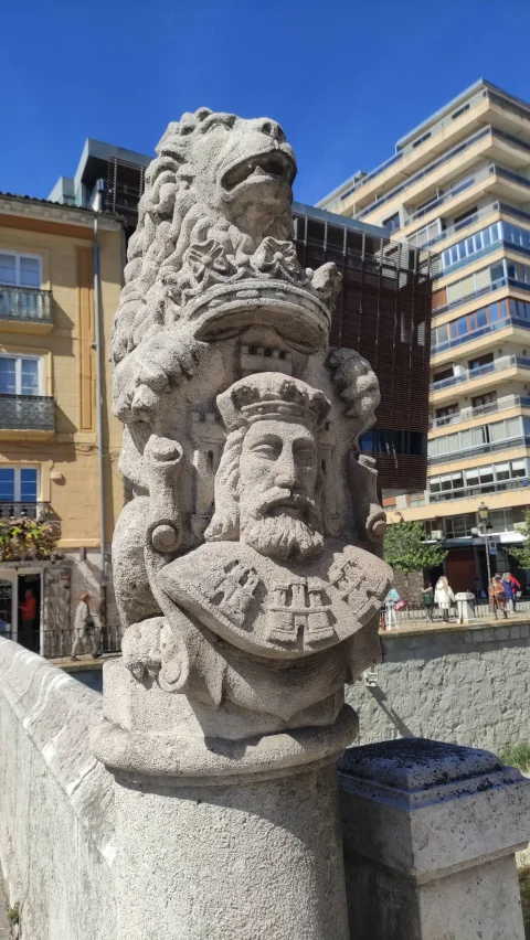 León del Puente de las Viudas de Burgos sujetando el escudo con el busto del rey