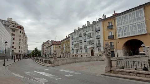 El Puente de las Viudas de Burgos y la calle San Lesmes con sus miradores acristalados