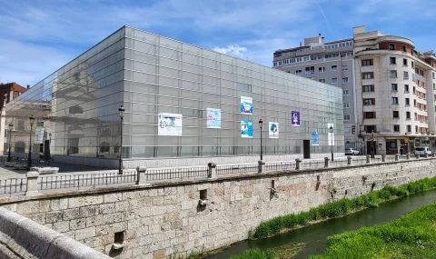 La Biblioteca Pública de Burgos vista desde el cauce del Vena, con el rótulo grabado en el zócalo
