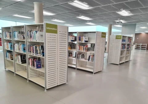 Estanterías de informática y empleo en una planta de la Biblioteca Pública de Burgos
