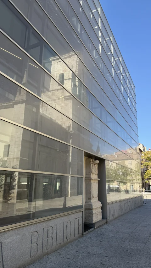 Fachada lateral de la biblioteca pública de Burgos
