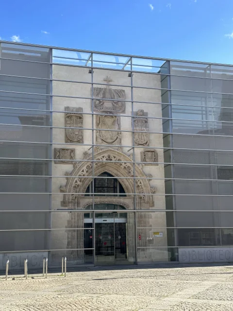Portada gótica del Hospital de San Juan y sus escudos, en la Biblioteca Pública de Burgos