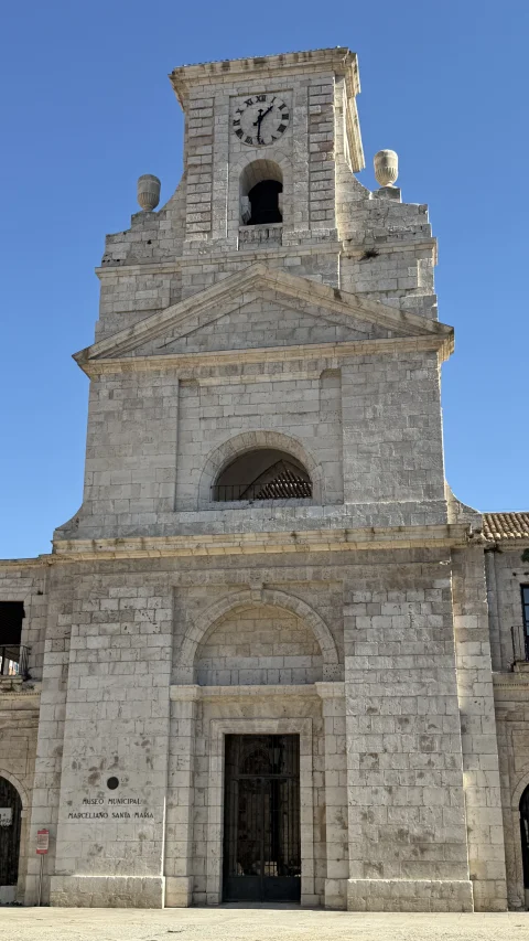 Espadaña con reloj y campana en el exterior del Monasterio de San Juan de Burgos