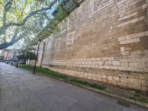 Muro ciego de sillería en el exterior del Monasterio de San Juan de Burgos, con ventanas tapiadas
