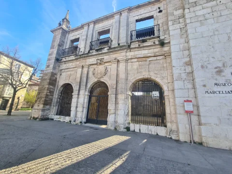 Ventanas vacías, escudo y el nombre grabado del museo en el exterior del Monasterio de San Juan de Burgos