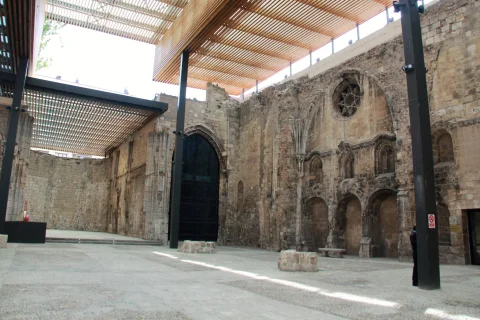 Rosetón con estrella de seis puntas y portada apuntada en la iglesia del Monasterio de San Juan de Burgos