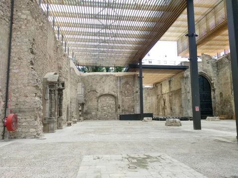 La iglesia del Monasterio de San Juan de Burgos usada como espacio de actos, con las portadas adosadas