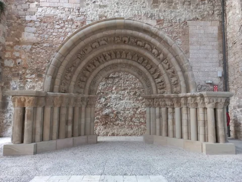 Portada románica remontada en la iglesia del Monasterio de San Juan de Burgos, con arquivoltas de figuras y animales