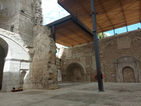 Cubierta de listones de madera sobre pilares de acero en la iglesia del Monasterio de San Juan de Burgos