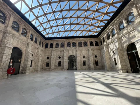Bóveda de vidrio sobre retícula de madera en el claustro del Monasterio de San Juan de Burgos